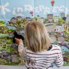Ein Kind steht bei der Vorstellung des neuen Pixi-Buches "Stopp, PRIVAT!" zu Kinderrechten und Privatsphäre in einer Berliner Kita vor einem Plakat des Deutschen Kinderhilfswerks zum Thema "Kinderrechte". Ein Kind steht bei der Vorstellung des neuen Pixi-Buches "Stopp, PRIVAT!" zu Kinderrechten und Privatsphäre in einer Berliner Kita vor einem Plakat des Deutschen Kinderhilfswerks zum Thema "Kinderrechte".