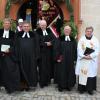 Geballte Geistlichkeit: Ostheims evangelischer Pfarrer Andreas Biesold (rechts) konnte zum Kirchenjubiläum von St. Michael seinen katholischen Kollegen Andreas Hutzler (links daneben) und seine Vorgänger im Amt – Walther Roth, Christian Schümann, Gottfried von Segnitz, Thomas Kaffenberger sowie den Landessynodalen Fritz Schroth (ab Dritter von rechts) – begrüßen. Geballte Geistlichkeit: Ostheims evangelischer Pfarrer Andreas Biesold (rechts) konnte zum Kirchenjubiläum von St. Michael seinen katholischen Kollegen Andreas Hutzler (links daneben) und seine Vorgänger im Amt – Walther Roth, Christian Schümann, Gottfried von Segnitz, Thomas Kaffenberger sowie den Landessynodalen Fritz Schroth (ab Dritter von rechts) – begrüßen.