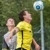 Jürgen Banach (rechts) von der SG Brendlorenzen/Windshausen II hat den Ball fest im Blick und setzt sich gegen Richard Schreiner (Mellrichstadt/Frickenhausen II) durch.