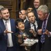 Abgeordnete drängen sich um Parlamentspräsident John Bercow (rechts). Der Sprecher des britischen Unterhauses will spätestens am 31. Oktober von seinem Amt zurücktreten.