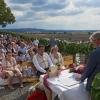 In traumhafter Umgebung in den Donnersdorfer Weinbergen gaben sich Nicole Weissenseel und Torsten Brendler das Ja-Wort.  Bürgermeister Klaus Schenk leitete die Zeremonie.