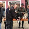 Die Hofheimer Kirchweih wurde mit dem Bieranstich offiziell eröffnet.  Michael Greb, Vorsitzender Marinus Leicht und sein Stellvertreter Kai Steinmetz vom Werbering (vorne von links)  sowie Bürgermeister Wolfgang Borst (hinten) schenkten das Freibier aus.
