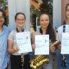 Nach der bestandenen D1-Prüfung gratuliert Lehrer Martin Poth Emilia Vogtmann, Shana Siebenlist und Anna-Rita Adelmann.