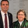 Die Unesco-Friedensplakette überreichte Sennfelds Bürgermeister Oliver Schulze an die engagierte Trachtlerin Ursula Kullich.