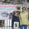 Lisa Sturm und Mutter Rebecca bei der Spendenüber von 500 Euro ans Tierheim Bad Mergentheim.