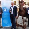 Kein Zutritt für das Trojanische Pferd in das Rathaus Volkach! Der Präsident des Landesamtes für Sicherheit in der Informationstechnik Daniel Kleffel (Bildmitte) überreichte den drei Bürgermeistern (von rechts) Guido Braun, Elmar Henke und Peter Kornell den "Siegel Kommunale IT-Sichherheit" . Links außen Jürgen Golz, der Sicherheitsbeauftragte der VG Volkach.
