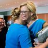 Familienministerin Franziska Giffey (SPD) herzt Agrarministerin Julia Klöckner (CDU, rechts). Auch Umweltministerin Svenja Schulze (SPD, links) strahlt.