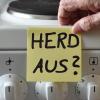 Ein Zettel mit dem Schriftzug "Herd aus?" klebt an einem Herd neben den Drehknöpfen. Im Rahmen der Bayerischen Demenzwoche finden auch im Landkreis Rhön-Grabfeld Veranstaltungen statt, die sich mit der Krankheit auseinandersetzen.