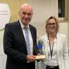 Bei der Herbstvollversammlung des Kreisjugendrings übergab Manuela Schneider dem Landrat Eberhard Nuß den Preis "Partner der Jugend".