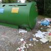 Müll an den Containern an der Streuwiese in Mellrichstadt.