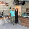 Eyüp Celik mit seiner Frau Julia in den Räumen des Restaurants. 