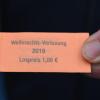 Die kleinen orangen Lose sind heiß begehrt. Schon vor der offiziellen Eröffnung der Verkaufsbude war der Andrang riesig. Die kleinen orangen Lose sind heiß begehrt. Schon vor der offiziellen Eröffnung der Verkaufsbude war der Andrang riesig.