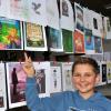 Buchcover an der Wäscheleine regen im Gymnasium Bad Königshofen zum Lesen an. Bastian Benkert (im Bild) hat die Empfehlung für sein Lieblingsbuch "Die Schmahamas-Verschwörung" aus dem Internet.