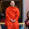 Da Foto zeigt (von links) Palavee Panosch, Phra Worawut und die Inhaberin der Siam Tewa Thaimassage Praxis Phitsamai Roos.