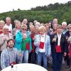 Mit den kleinen Taschen, in denen sich die Gläser für die Weinproben befanden, ging es durch den Weinberg der Winzerei Loos in Dingolshausen.