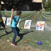 Viel Spaß hatten die Fladunger Kinder beim Ferienprogramm Action Painting. Besondere Freude bereitete es ihn, mit vollgesogenen Schwämmen zu werfen.