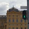 Mit dieser Standard-Figur leuchtet derzeit die Fußgängerampel an der Würzburger Residenz. Nach dem Willen zweier CSU-Stadträte sollte hier zukünftig eine Balthasar-Neumann-Grafik zu sehen sein. Das Rathaus lehnte diesen Antrag aber ab.