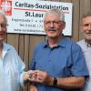 Schlüsselübergabe beim St. Laurentius-Verein Volkach mit (von links) Herbert Meyer (Gründungsvorsitzender), Michael Zimmermann (neuer Vorsitzender) und Heinrich Hoyer (Kassier).