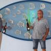 Winfried Homeier (von links) und Wolfgang Gundelach freuen sich nicht nur über das von ihnen geschaffene Wandbild, sondern auch über die Flasche Wein und die Essenseinladung die ihnen Bürgermeister Georg Seiffert zum Dank überbrachte. Winfried Homeier (von links) und Wolfgang Gundelach freuen sich nicht nur über das von ihnen geschaffene Wandbild, sondern auch über die Flasche Wein und die Essenseinladung die ihnen Bürgermeister Georg Seiffert zum Dank überbrachte.