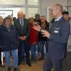 Geschäftsführer Matthias Rüth vom Kommunalunternehmen Würzburg führte durch das neue Seniorenzentrum Bergtheim. Auch Landrat Eberhard Nuß (4. von links) ist aufmerksamer Zuhörer.