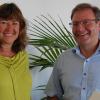 Karin Käppel (Leiterin der Arbeitsagentur) gratulierte Roland Linsler zu seinem 40. Jubiläum.
