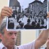 Am Platz vor der Sparkasse zeigte Bernd Göbel, Vorsitzender des Historischen Vereins Markt Werneck,  das Foto eines Aufmarschs in der damaligen Adolf-Hitler-Straße, der heutigen Schönbornstraße.