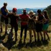 Gemeinsam den Ausblick genießen: albanische und deutsche Pfadfinder in den Bergen bei Munaz, Albanien, während einer Wanderung.