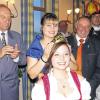 Amtswechsel: Tina Amend setzt der neuen Sommerhäuser Weinprinzessin Viktoria Steinmann die Krone auf. Mit dabei (von links) der Vorsitzende des Obst-, Wein-und Gartenbauvereins Robert Braungardt, Bürgermeister Fritz Steinmann und der zweite Vorsitzende des historischen Burschenvereins Friedrich Staib.