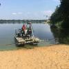 Langsam rollt das Spezialboot ins Wasser. Langsam rollt das Spezialboot ins Wasser.