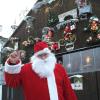 Der Hellinger Ernst Langert im Nikolausgewand vor seiner Weihnachtsscheune. Der Hellinger Ernst Langert im Nikolausgewand vor seiner Weihnachtsscheune.