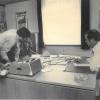 Bei dem Überfall in Rechtenbach am 12. August 1980 erbeutete das Räuber-Duo rund 30 000 Mark. Im Bild links der damalige Zweigstellenleiter Linus Kunkel aus Neuhütten, der mit vorgehaltener Pistole zur Herausgabe des Bargeldbestandes gezwungen wurde. Bei dem Überfall in Rechtenbach am 12. August 1980 erbeutete das Räuber-Duo rund 30 000 Mark. Im Bild links der damalige Zweigstellenleiter Linus Kunkel aus Neuhütten, der mit vorgehaltener Pistole zur Herausgabe des Bargeldbestandes gezwungen wurde.