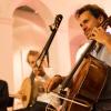 "Groovin‘ Baroque" im Würzburger Spitäle: Beim Konzert anlässlich des 100-jährigen Bestehens der VKU (Vereinigung Kunstschaffender Unterfrankens) spielten (von links) Johannes Engels (Flöte), David Bergmüller (Theorbe) und Ivan Turkalj (Barock-Violoncello).