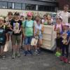 Bepackt mit allerlei Geschenken ließen sich die Ferienprogramm-Kinder mit Michael Kraus, dem Vorsitzenden der Mellrichstädter Imker, und Seniorchefin Marianne Fritz ablichten