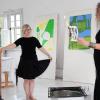 Bei ihrer Performance ließen Gabriele Juvan und Theresa Buschmann Konventionen in Flammen aufgehen.