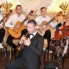 Die vier Gitarristen (von links) Maximilian Nitsche, Niklas Rauchenberger, Johannes Teubler und Barbara Hölzer sowie der Trompeter Manuel Scheuring sorgten beim Schlosskonzert in Gaibach für ein großartiges Konzerterlebnis.
