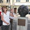 Kathi Petersen (SPD) erläuterte am Denkmal für Fritz Soldmann dessen Leben und Rolle in der Schweinfurter Stadtgeschichte.