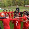 Bleiben trotz der Erfolgswelle beim Landesligisten FC Fuchsstadt auf dem Boden. Philipp Pfeuffer (Mitte) scheint hier seinen Mannschaftskameraden eindringlich ins Gewissen zu reden.