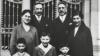 Jacks Tante Meta und Onkel Steinberger (von links) mit den Eltern Ludwig und Bertha Steinberger mit den drei Brüdern Jakob (Jack), Herbert und Rudolph vor der Neuen Synagoge in Bad Kissingen