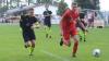 Meistens waren sie hintendran, die Spieler des FC Wiesenfeld-Halsbach, wie hier Dominik Endres (links). Ihm ist Tim Strohmenger, der dreifache Torschütze der FV Gemünden/Seifriedsburg enteilt.