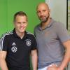 Austausch unter Freunden: DFB-Physiotherapeut Timo Lindemann (links) und René Dickas (rechts).