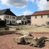 An dieser Stelle auf dem künftigen Dorfplatz in Eichfeld soll der historische Torbogen aus dem Jahr 1612 aufgestellt werden. Bis vor kurzem stand auf dem Platz ein altes Wohn- und Geschäftshaus. Das Anwesen hat die Stadt gekauft.