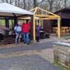 Rechtzeitig zu Beginn der Grillsaison erstrahlt der Grillplatz des Verschönerungsvereins Veitshöchheim in neuem Glanz. Darüber freut sich in der Bildmitte Vorsitzender Burkard Löffler mit den Grillplatzbetreuern Manfred Dömling und Gunda Bauer. Die Planen auf der neuen Pagode werden noch angebracht.