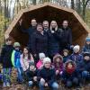 So ein Waldmegaphon eignet sich nicht nur zum Hören, es ist auch die ideale Kulisse fürs Gruppenbild. Mit den Grundschülern freuen sich darüber (von links) Landrat Florian Töpper, Bürgermeisterin Birgit Göbhardt, leitender Baudirektor Ottmar Porzelt, Kultusstaatsekretärin Anna Stolz und Baudirektor Johannes Krüger.