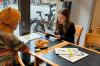 Zina Gramlich liest im Domcafe verschiedene Märchen vor.