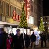 Zahlreiche Menschen besuchen am Samstagabend (30.11.24) die Würzburger Innenstadt. Neben dem Weihnachtsmarkt lockte die Aktion „Würzburger Lichterglanz“. Dieser beinhaltete neben verlängerten Öffnungszeiten vieler Geschäfte und des Weihnachtsmarktes unter anderem stimmungsvolle Illuminationen, Walking-Acts, Ballonglühen und weiteres Rahmenprogramm. Auch Weihnachtsengel mit beleuchteten Flügeln liefen durch die Stadt.
