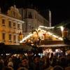 Zahlreiche Menschen besuchen am Samstagabend (30.11.24) die Würzburger Innenstadt. Neben dem Weihnachtsmarkt lockte die Aktion „Würzburger Lichterglanz“. Dieser beinhaltete neben verlängerten Öffnungszeiten vieler Geschäfte und des Weihnachtsmarktes unter anderem stimmungsvolle Illuminationen, Walking-Acts, Ballonglühen und weiteres Rahmenprogramm. Auch Weihnachtsengel mit beleuchteten Flügeln liefen durch die Stadt.