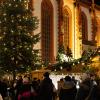 Zahlreiche Menschen besuchen am Samstagabend (30.11.24) die Würzburger Innenstadt. Neben dem Weihnachtsmarkt lockte die Aktion „Würzburger Lichterglanz“. Dieser beinhaltete neben verlängerten Öffnungszeiten vieler Geschäfte und des Weihnachtsmarktes unter anderem stimmungsvolle Illuminationen, Walking-Acts, Ballonglühen und weiteres Rahmenprogramm. Auch Weihnachtsengel mit beleuchteten Flügeln liefen durch die Stadt.