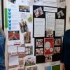 Eva Burkard (rechts) und Kerstin Pfost vor dem Info-Stand zu ausgewählten Weltethos-Aktionen des LSH.