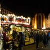 Zahlreiche Menschen besuchen am Samstagabend (30.11.24) die Würzburger Innenstadt. Neben dem Weihnachtsmarkt lockte die Aktion „Würzburger Lichterglanz“. Dieser beinhaltete neben verlängerten Öffnungszeiten vieler Geschäfte und des Weihnachtsmarktes unter anderem stimmungsvolle Illuminationen, Walking-Acts, Ballonglühen und weiteres Rahmenprogramm. Auch Weihnachtsengel mit beleuchteten Flügeln liefen durch die Stadt.