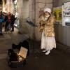 Zahlreiche Menschen besuchen am Samstagabend (30.11.24) die Würzburger Innenstadt. Neben dem Weihnachtsmarkt lockte die Aktion „Würzburger Lichterglanz“. Dieser beinhaltete neben verlängerten Öffnungszeiten vieler Geschäfte und des Weihnachtsmarktes unter anderem stimmungsvolle Illuminationen, Walking-Acts, Ballonglühen und weiteres Rahmenprogramm. Auch Weihnachtsengel mit beleuchteten Flügeln liefen durch die Stadt.